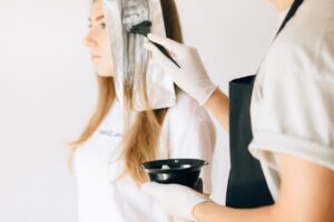 rimuovere la tinta per capelli semipermanente