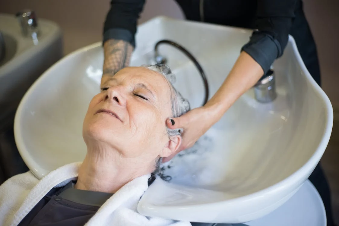 Quali sono le cause dei capelli grigi e come gestirli?
