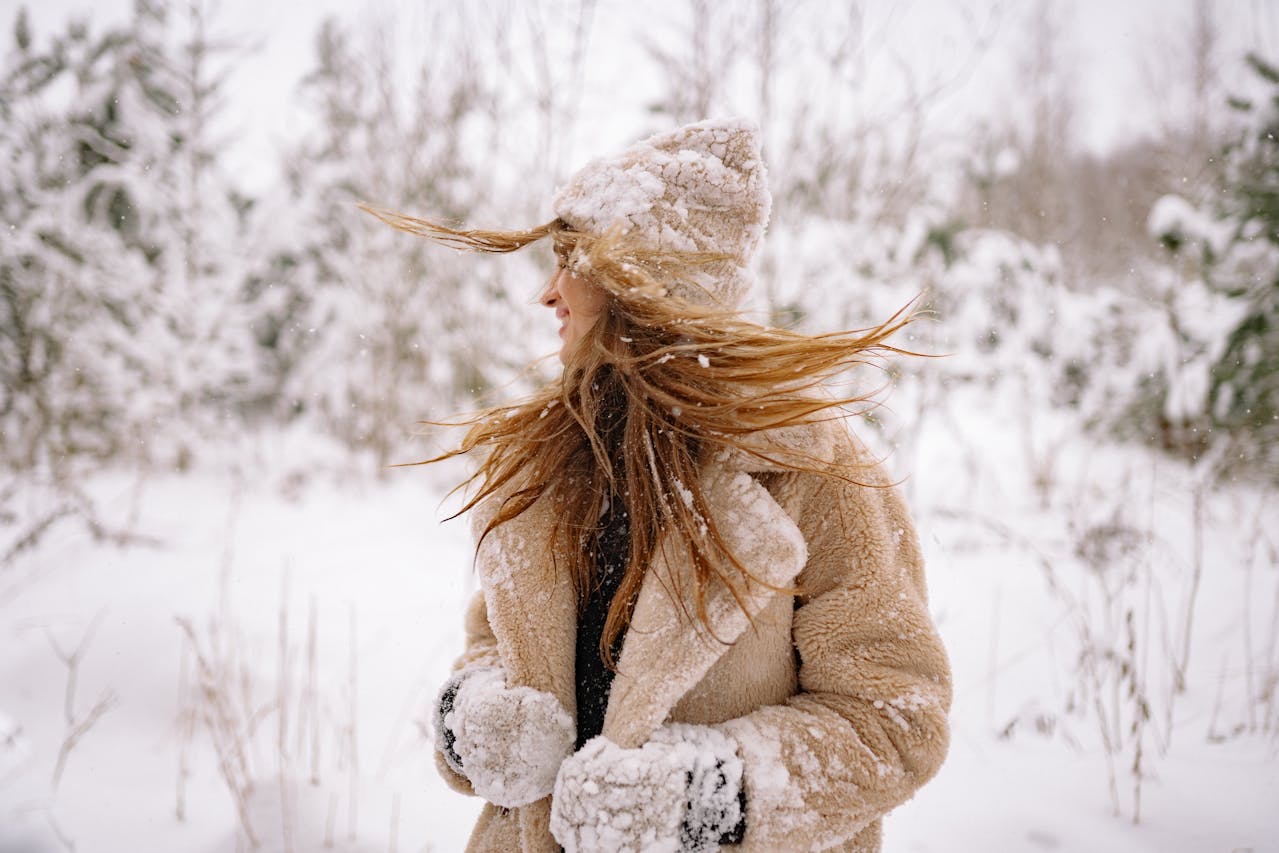 Cura dei capelli in inverno: i consigli di Steel per capelli lisci e sani durante i mesi più freddi